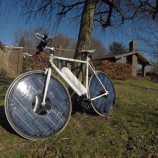 Orang Denmark Ini Rancang Sepeda Bertenaga Matahari